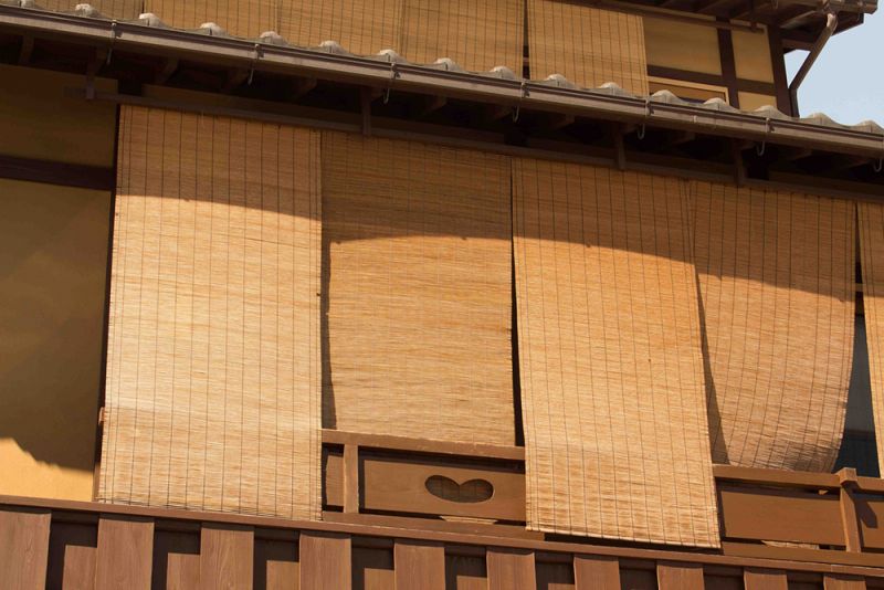 sử dụng mành tre để hạ nhiệt vào mùa hè